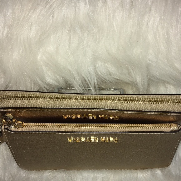 🎉HOST PICK🎉Stunning Micheal Kors 2pc Wallet/Wristlet Set - Picture 4 of 13